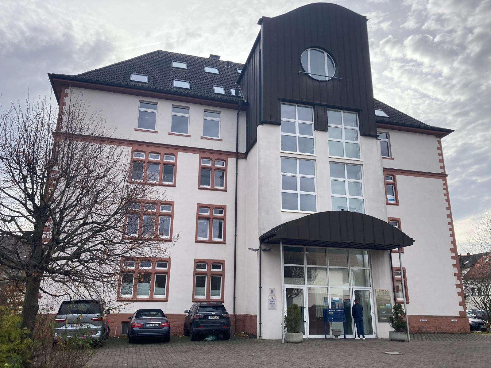Bürogebäude Griedeler Straße 35 Butzbach, Sandsteinfassade über fünf Geschosse