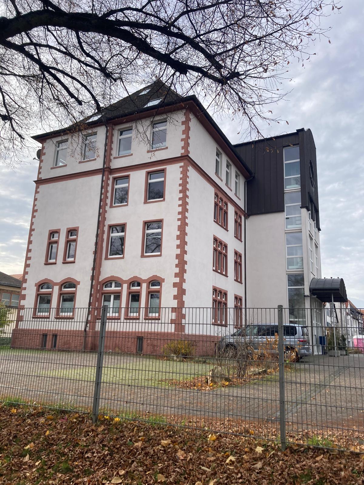 Seitenansicht Bürogebäude Griedeler Straße Butzbach, Treppenhaus-Tower mit Rundfenster und schwarzer Metallverkleidung